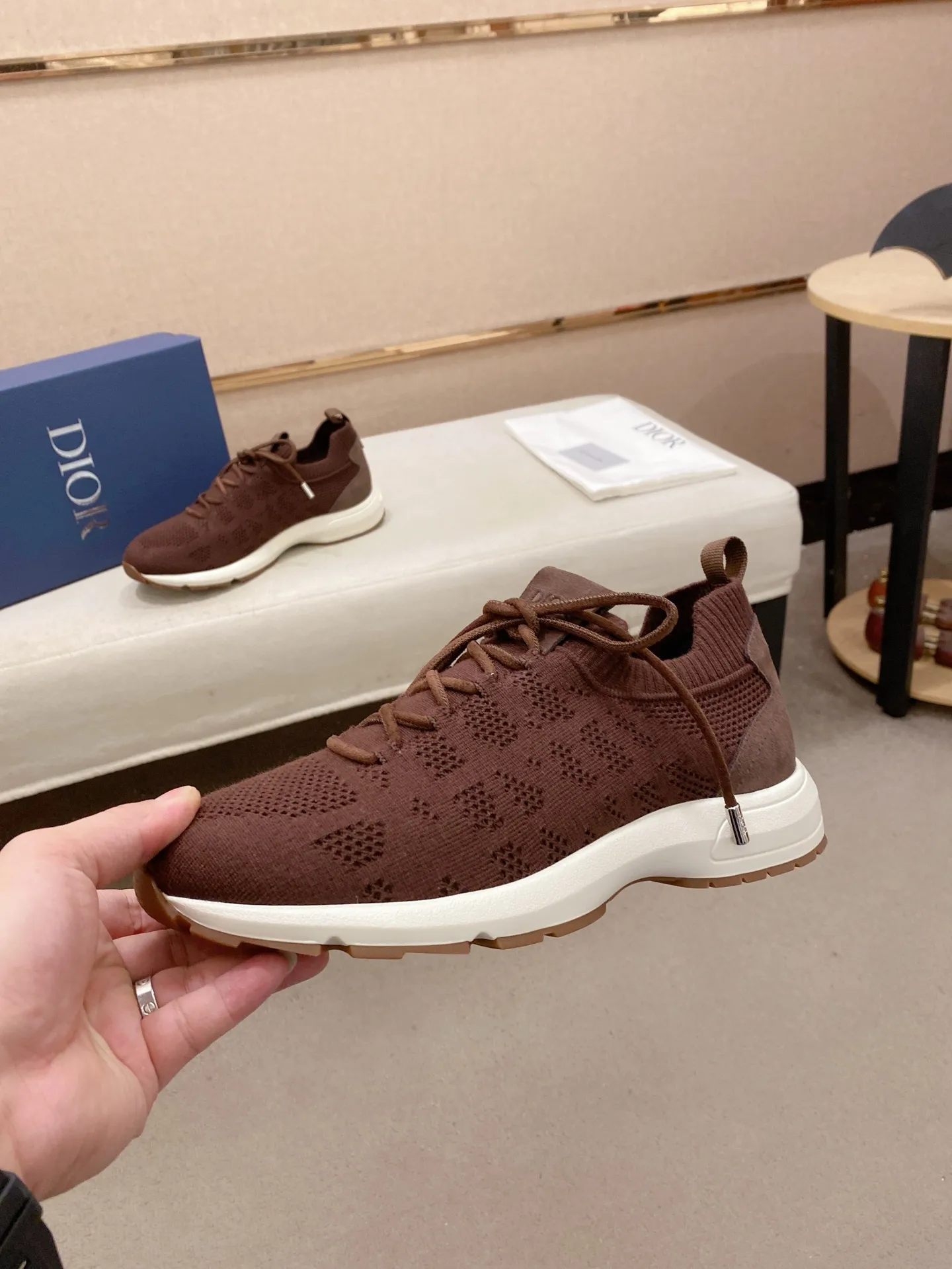 Factory price: 420💰Dior's latest men's fashion sneakers. This item draws inspiration from retro jogging shoes. Featuring a thick, low-top design, it features a mesh fabric upper and an ultra-light rubber foam sole. The side is decorated with an embossed "Di~r" logo. Code number: 39-44 (order 38, 45, 46)